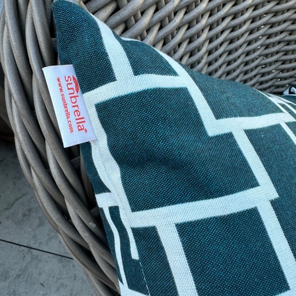 Set of Two Pillows - Picture 4 of 5